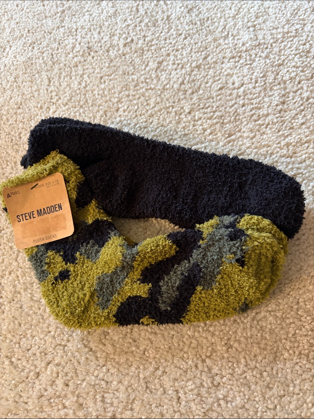 Steve Madden Women’s  Plush Socks Set of 2 - Camo & Black Pair Size 5-10 NWT